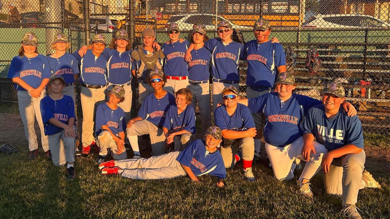 Middle grades baseball team photo on field